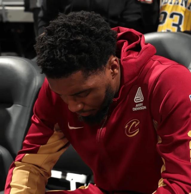 竞技宝体育-米切尔独木难支！骑士伤兵满营赛季初恐迅速掉队