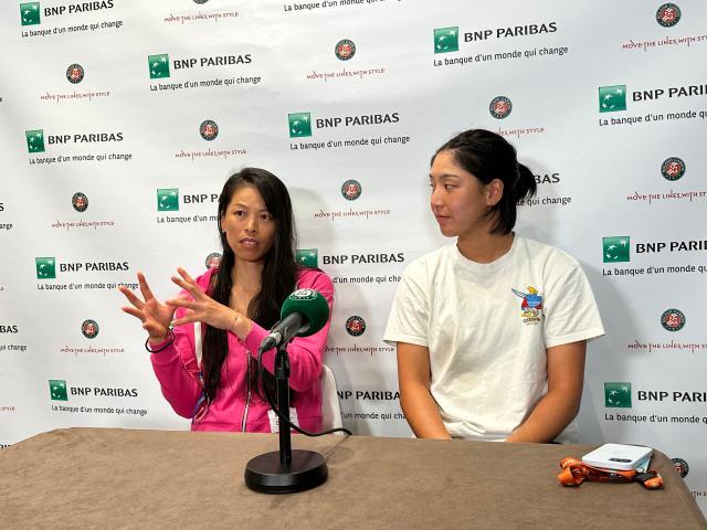 竞技宝体育-张奔斗：王欣瑜负责抡，谢淑薇负责抢，女双8强啦！